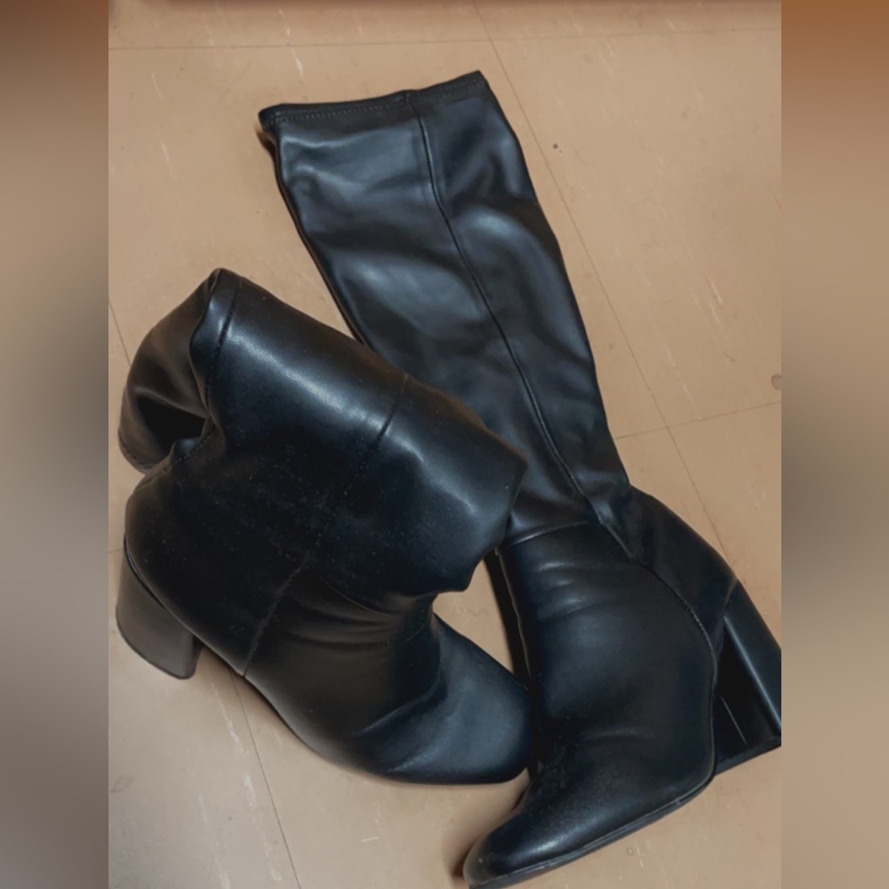 Black stretchy pleather, size 6 in women’s. Has been worn, has some scratches.